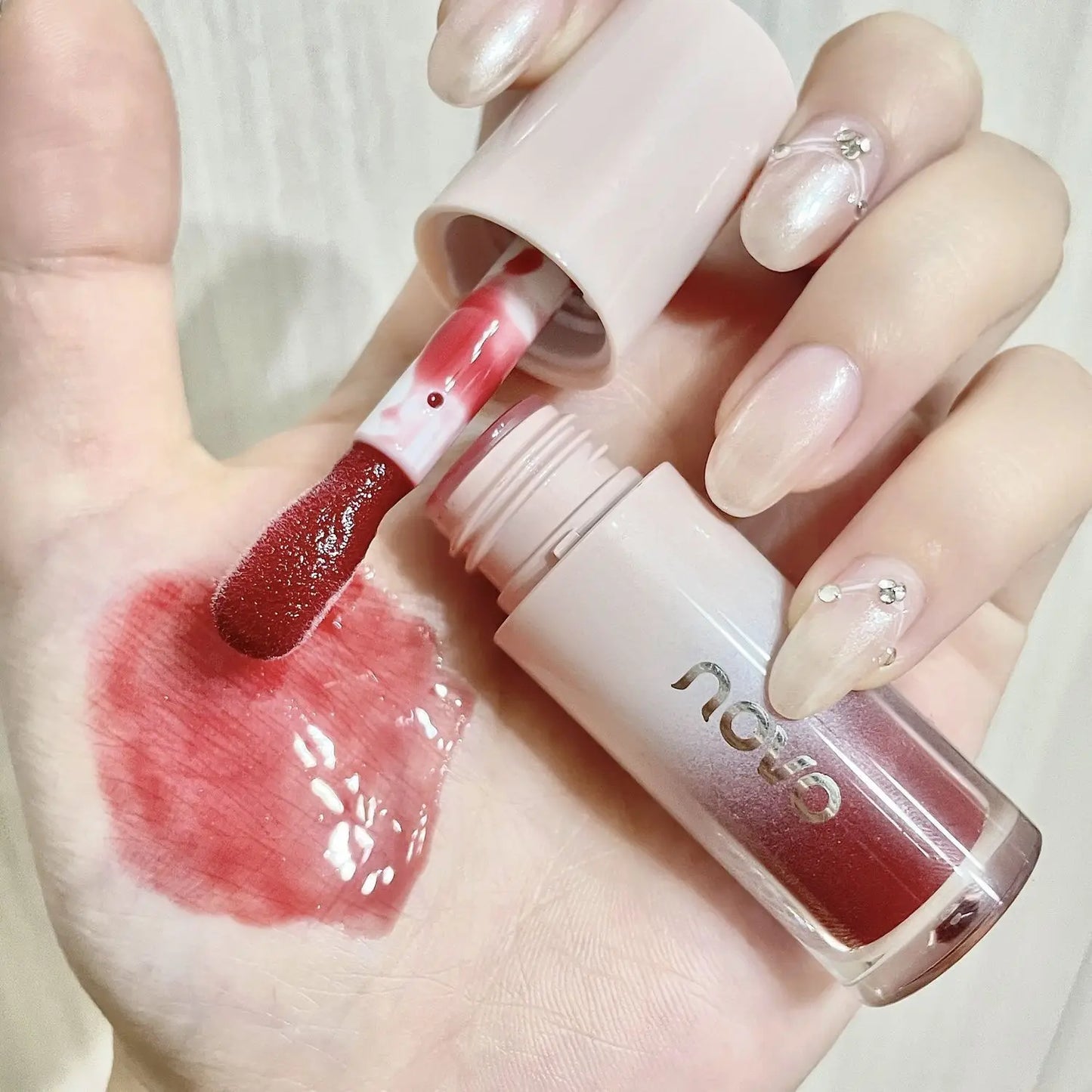 Lip Glaze Moisturizes Lips, Creates A Mirror-Like Gloss, Moisturizes And Nourishes, And Lasts Without Being Sticky.