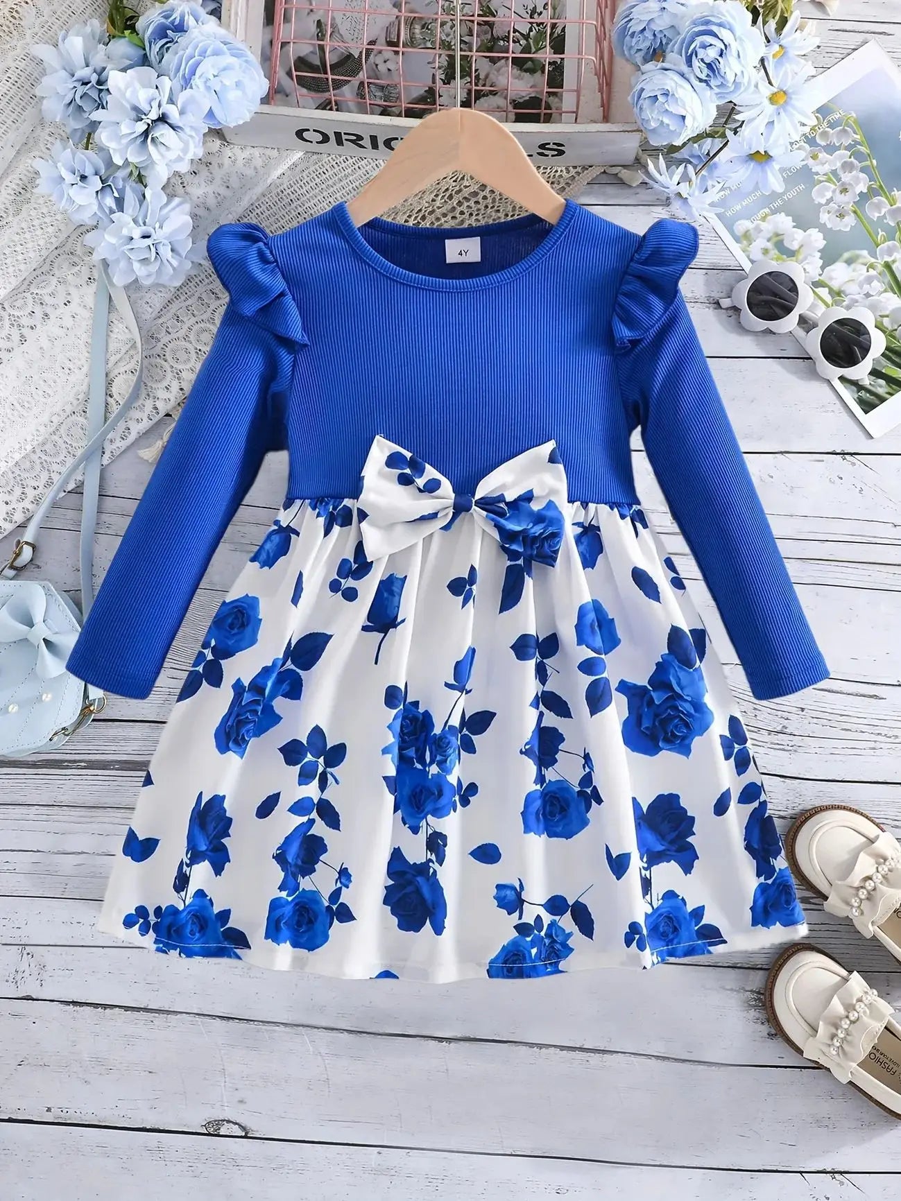 This autumn casual and cute blue floral pattern dress is perfect for girls to take photos and play outside