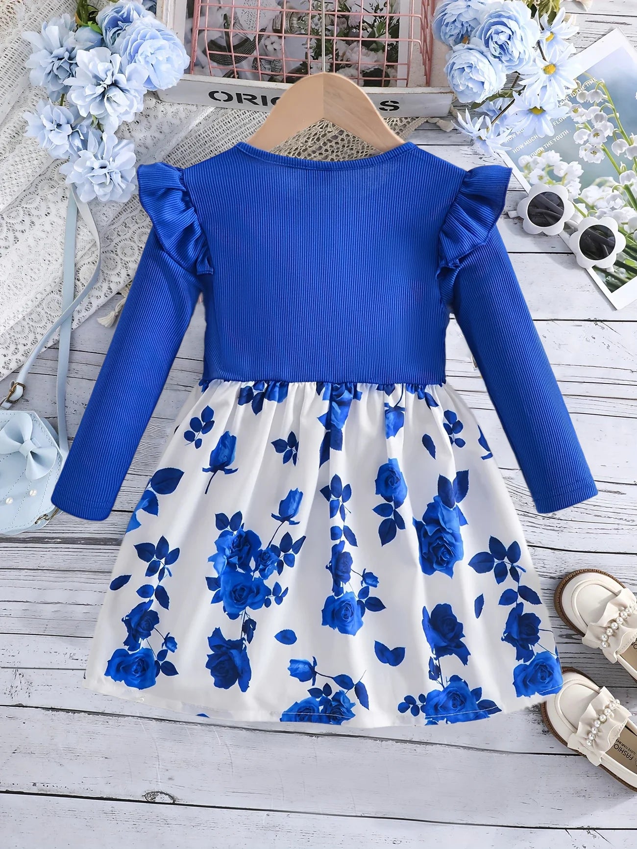 This autumn casual and cute blue floral pattern dress is perfect for girls to take photos and play outside
