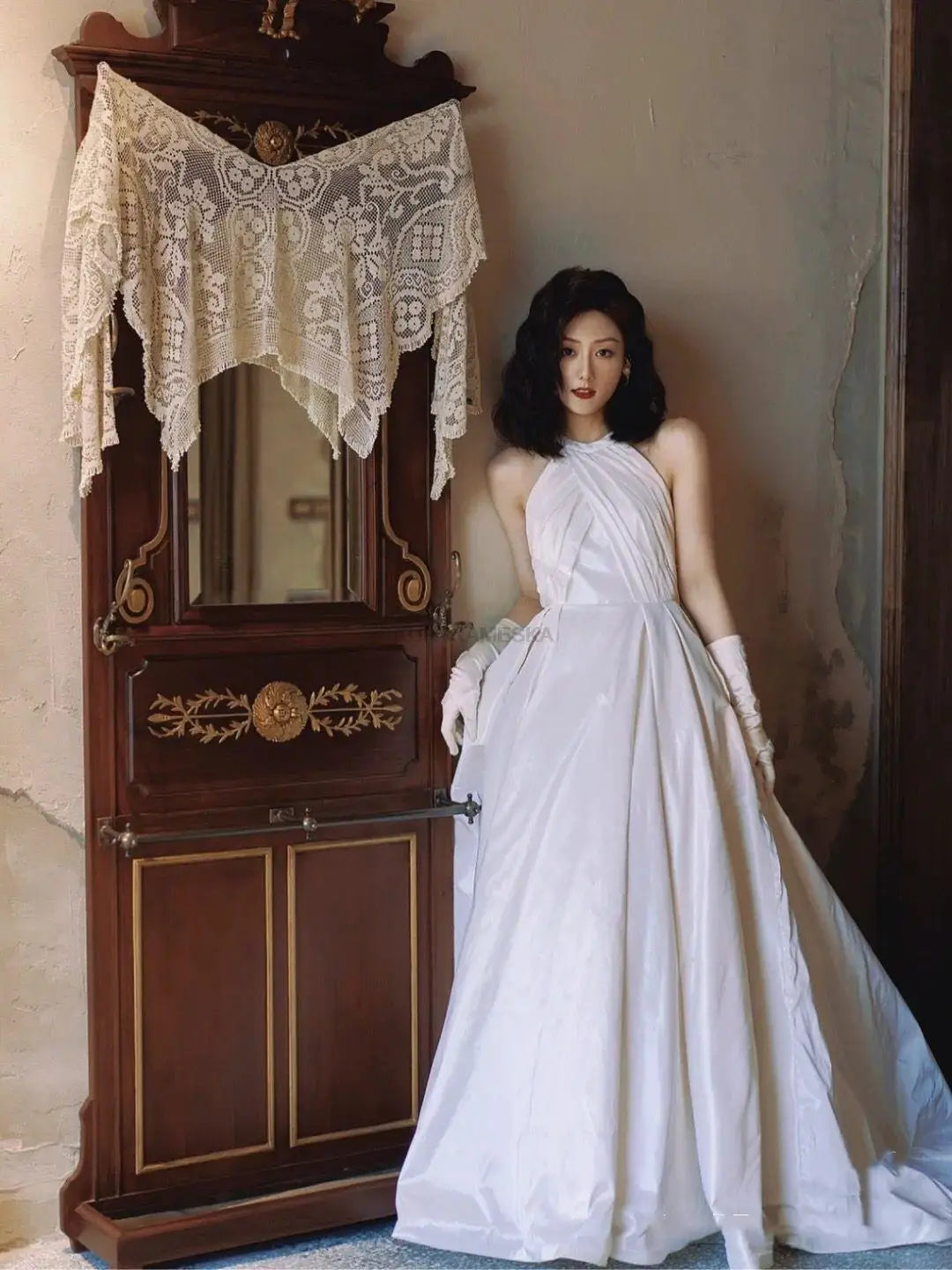 Luxury French White Satin Trailing Bride Wedding Dress Sexy Halter Backless Ball Gown Wedding Evening Prom Dresses for Women