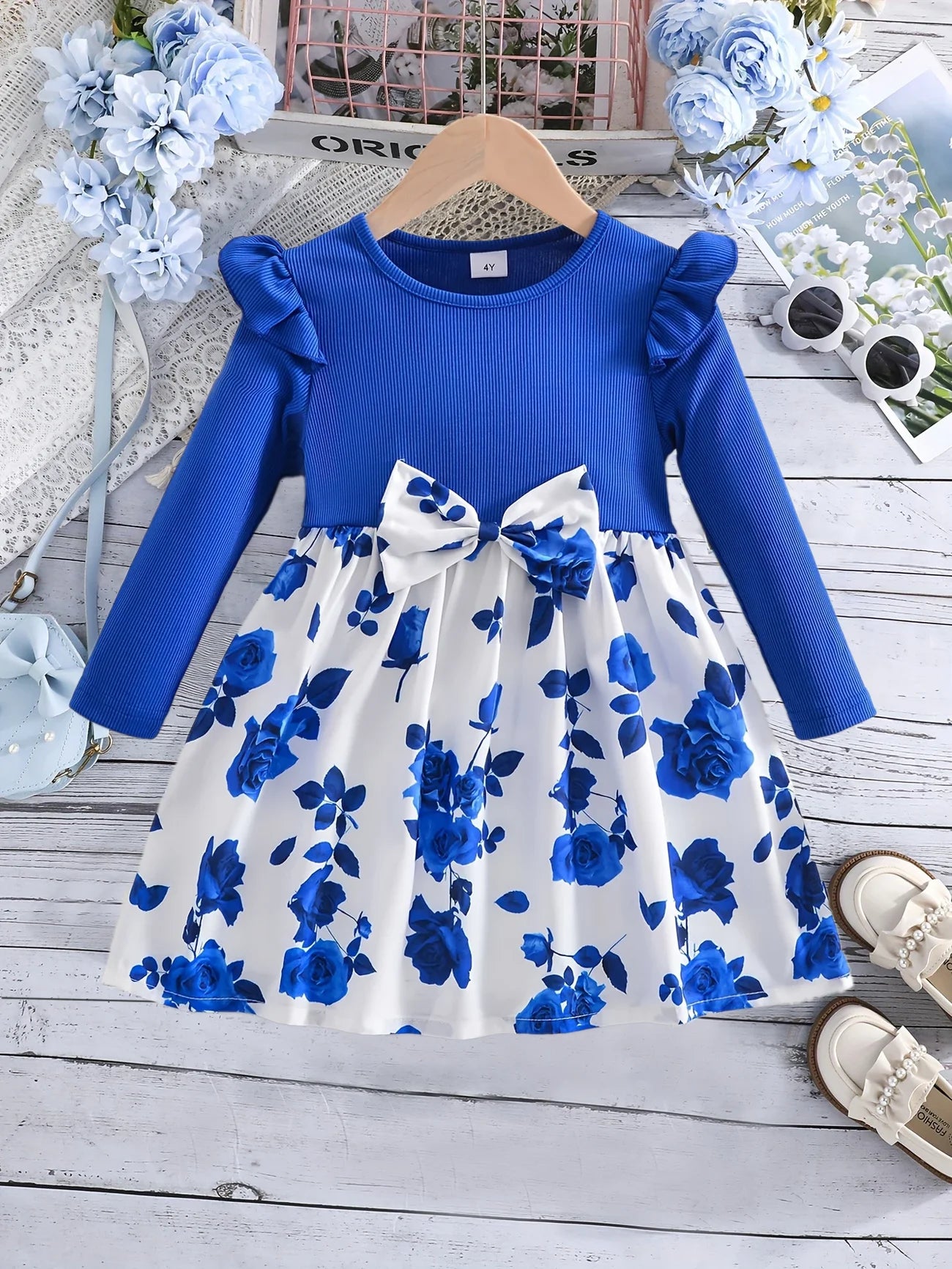 This autumn casual and cute blue floral pattern dress is perfect for girls to take photos and play outside
