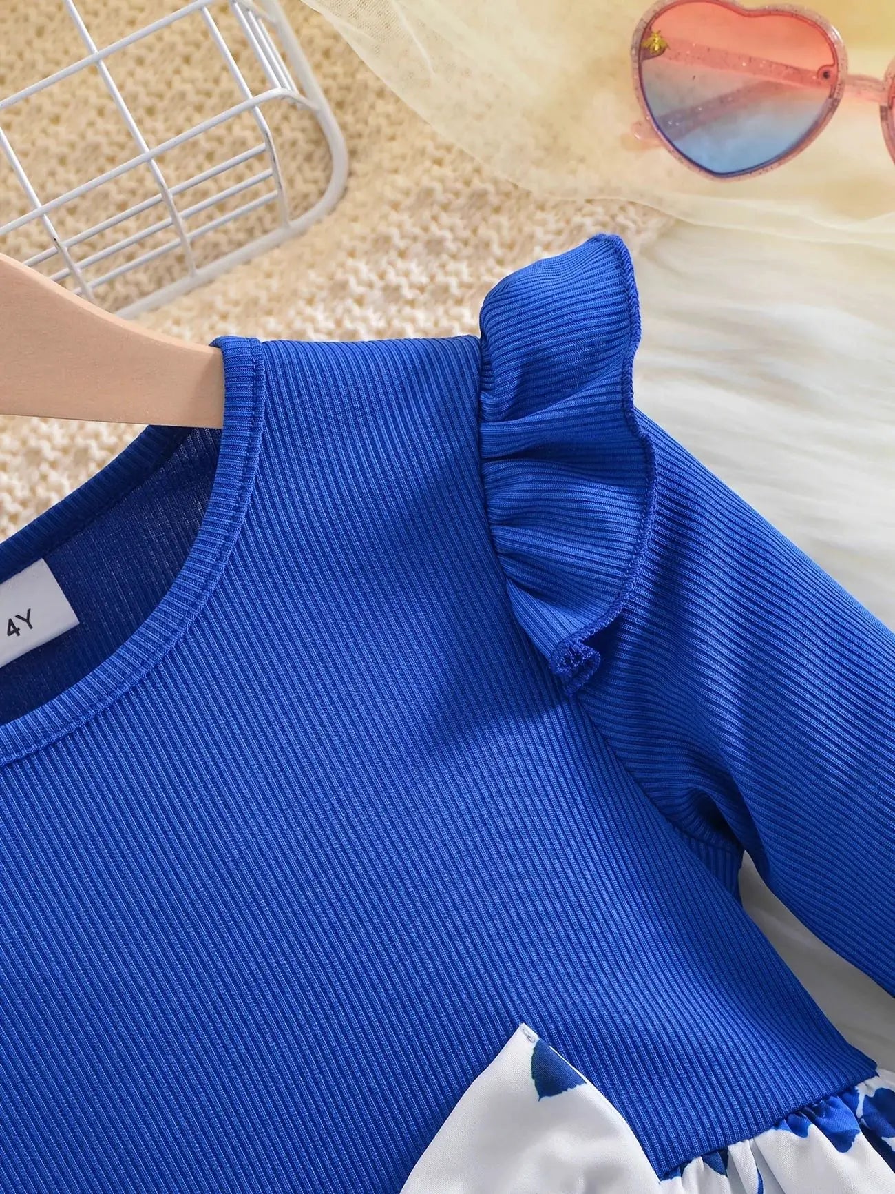 This autumn casual and cute blue floral pattern dress is perfect for girls to take photos and play outside