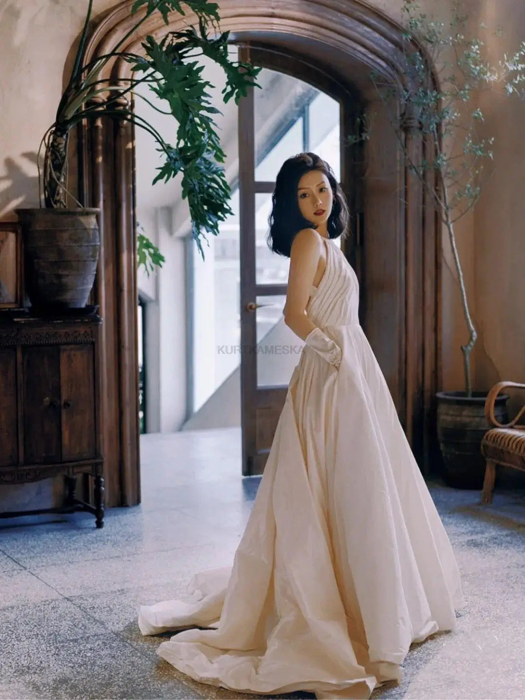 Luxury French White Satin Trailing Bride Wedding Dress Sexy Halter Backless Ball Gown Wedding Evening Prom Dresses for Women